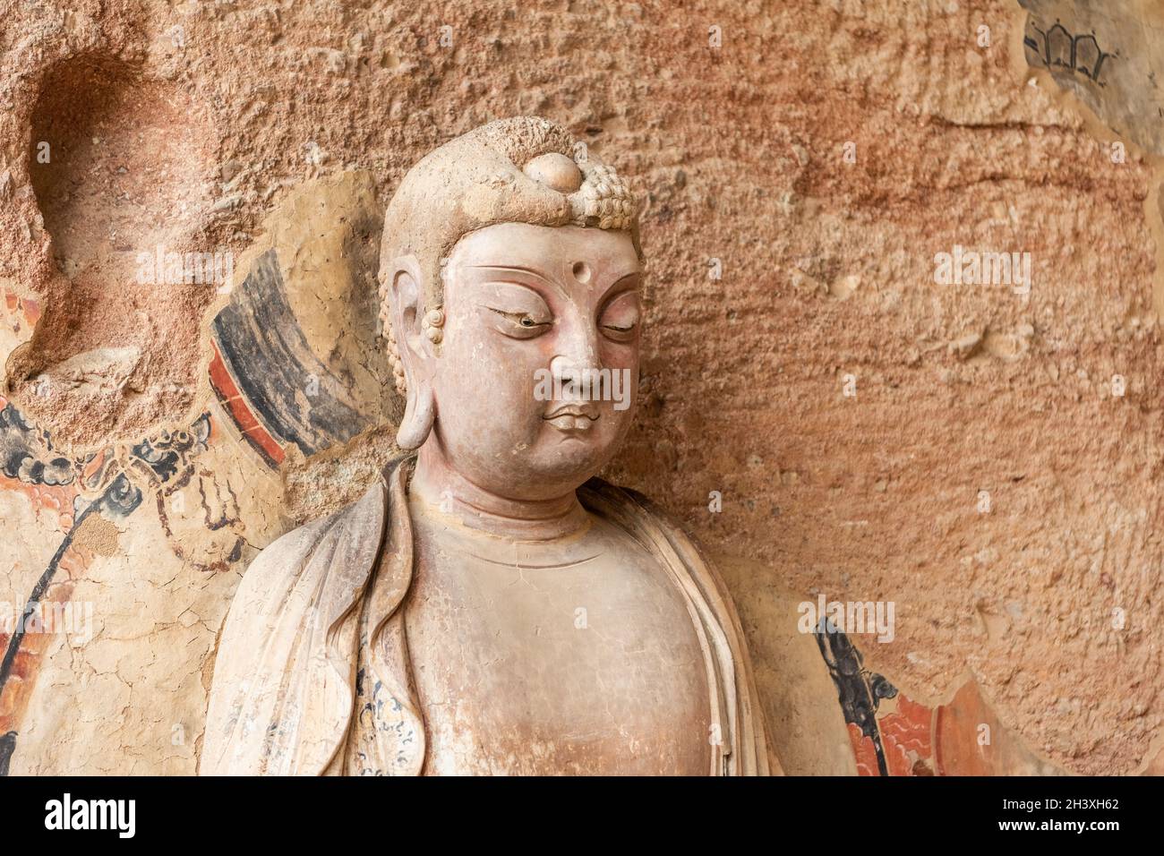 Statua buddista in primo piano nelle grotte di montagna di maiji Foto Stock