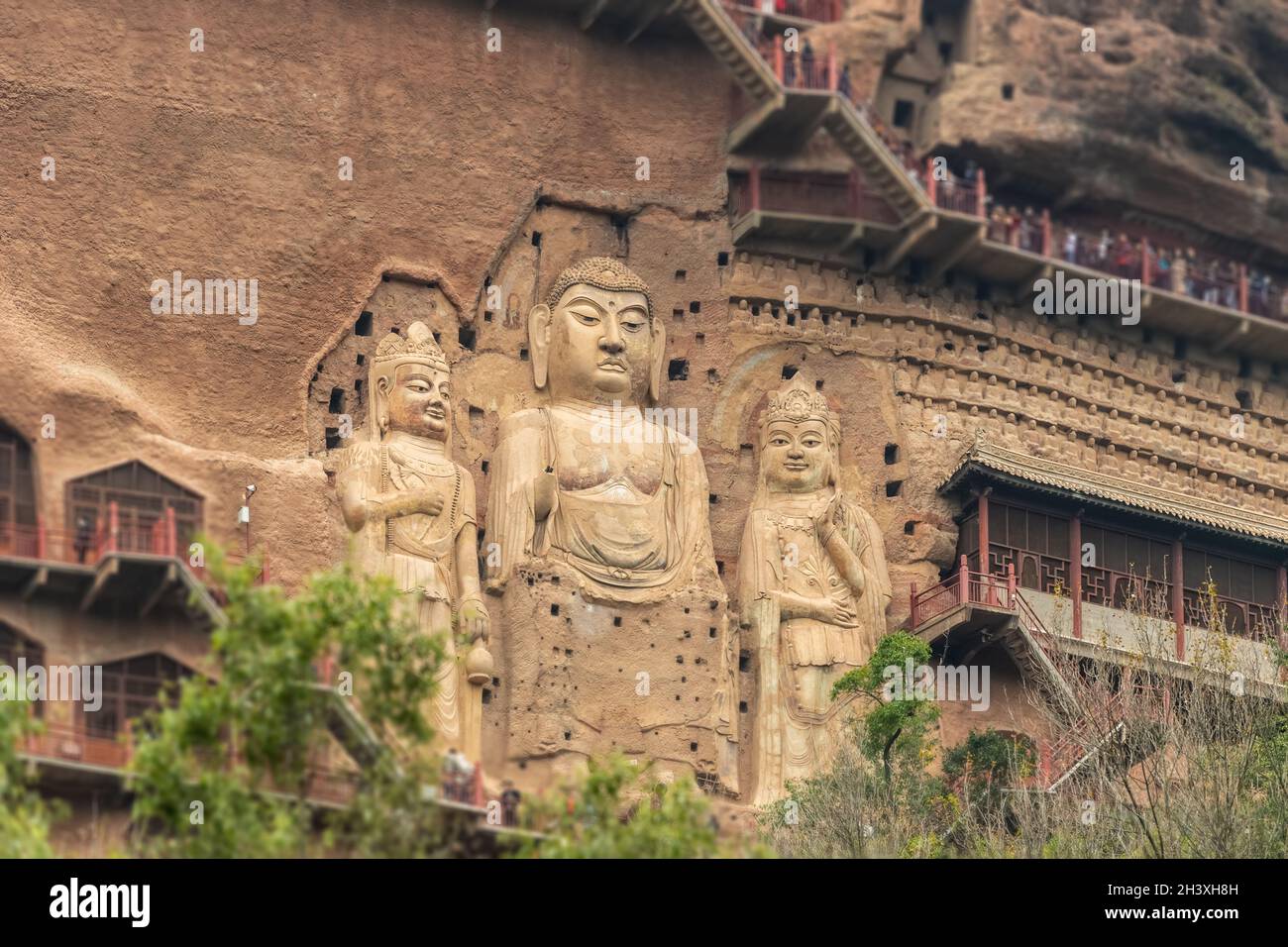 Enormi sculture di Bodhisattva a Maijishan Foto Stock