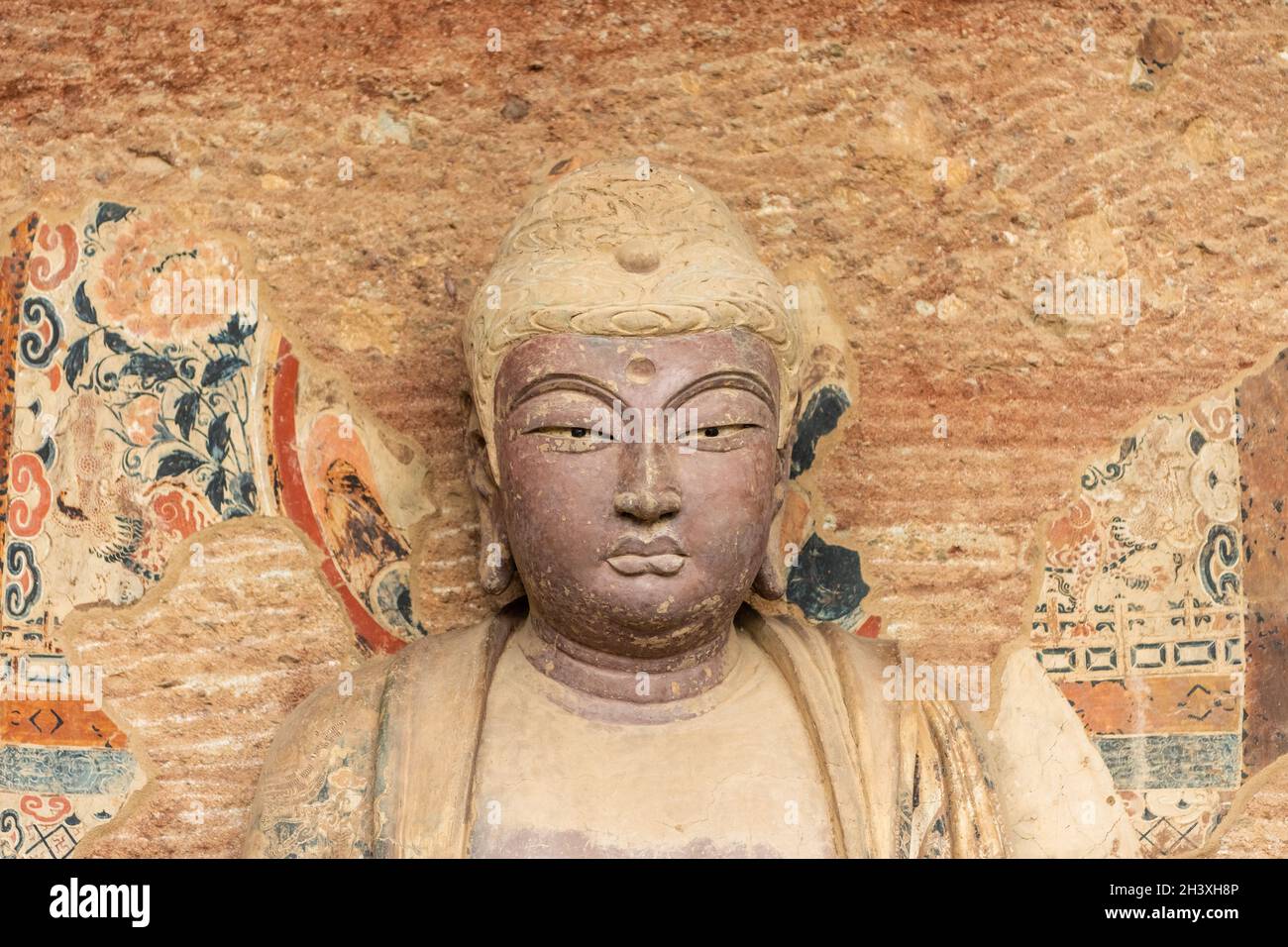 Statua buddista in primo piano nelle grotte di montagna di maiji Foto Stock