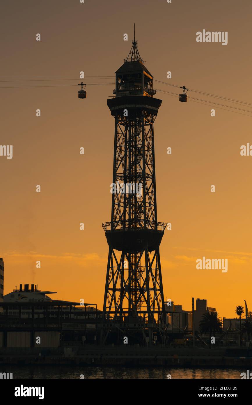 Funivia al tramonto. Silhouette del carrello. Fotografia al tramonto. Ropeway. Foto Stock