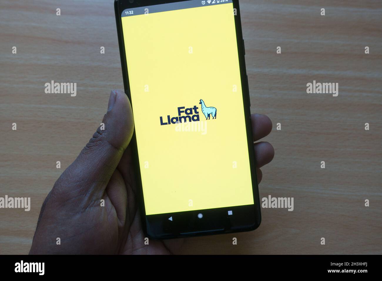 Fat Llama peer to peer lending app su smartphone tenuto da un maschio adulto Foto Stock