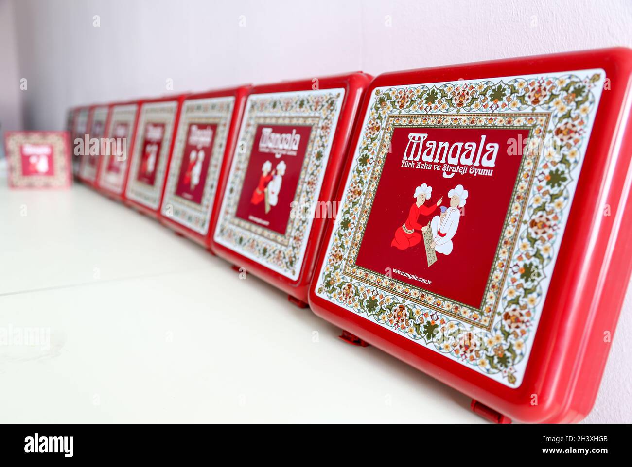 Noto come Mangala, Köçürme, un gioco di intelligence turco; è il gioco Mankala con il suo nome comune nel mondo. Foto Stock