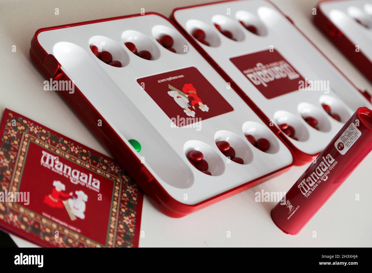 Noto come Mangala, Köçürme, un gioco di intelligence turco; è il gioco Mankala con il suo nome comune nel mondo. Foto Stock