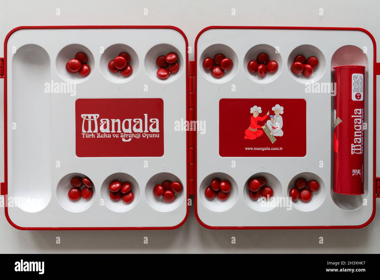 Noto come Mangala, Köçürme, un gioco di intelligence turco; è il gioco Mankala con il suo nome comune nel mondo. Foto Stock