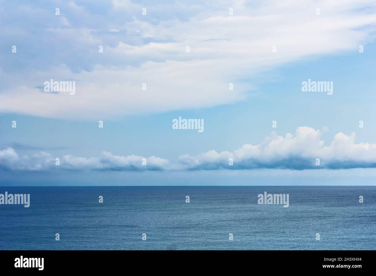 Vero e proprio incantevole cielo blu e nuvole bianche sul mare profondo Foto Stock