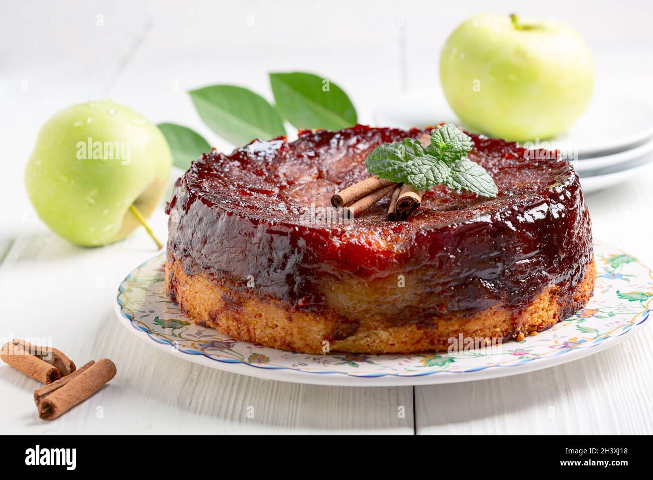 Torta di mele capovolta con cannella. Foto Stock