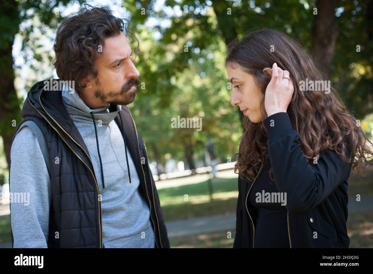 Giovane coppia in conflitto di litigio, ragazzo e ragazza sostengono insoddisfatto e cercare di risolvere il loro problema reciproco. Concetto di disaccordo sulla relazione Foto Stock
