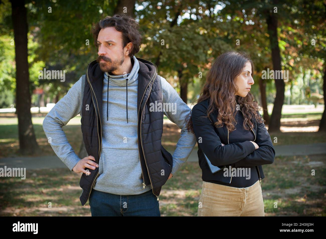 Giovane coppia in conflitto di litigio, ragazzo e ragazza sostengono insoddisfatto e cercare di risolvere il loro problema reciproco. Concetto di disaccordo sulla relazione Foto Stock
