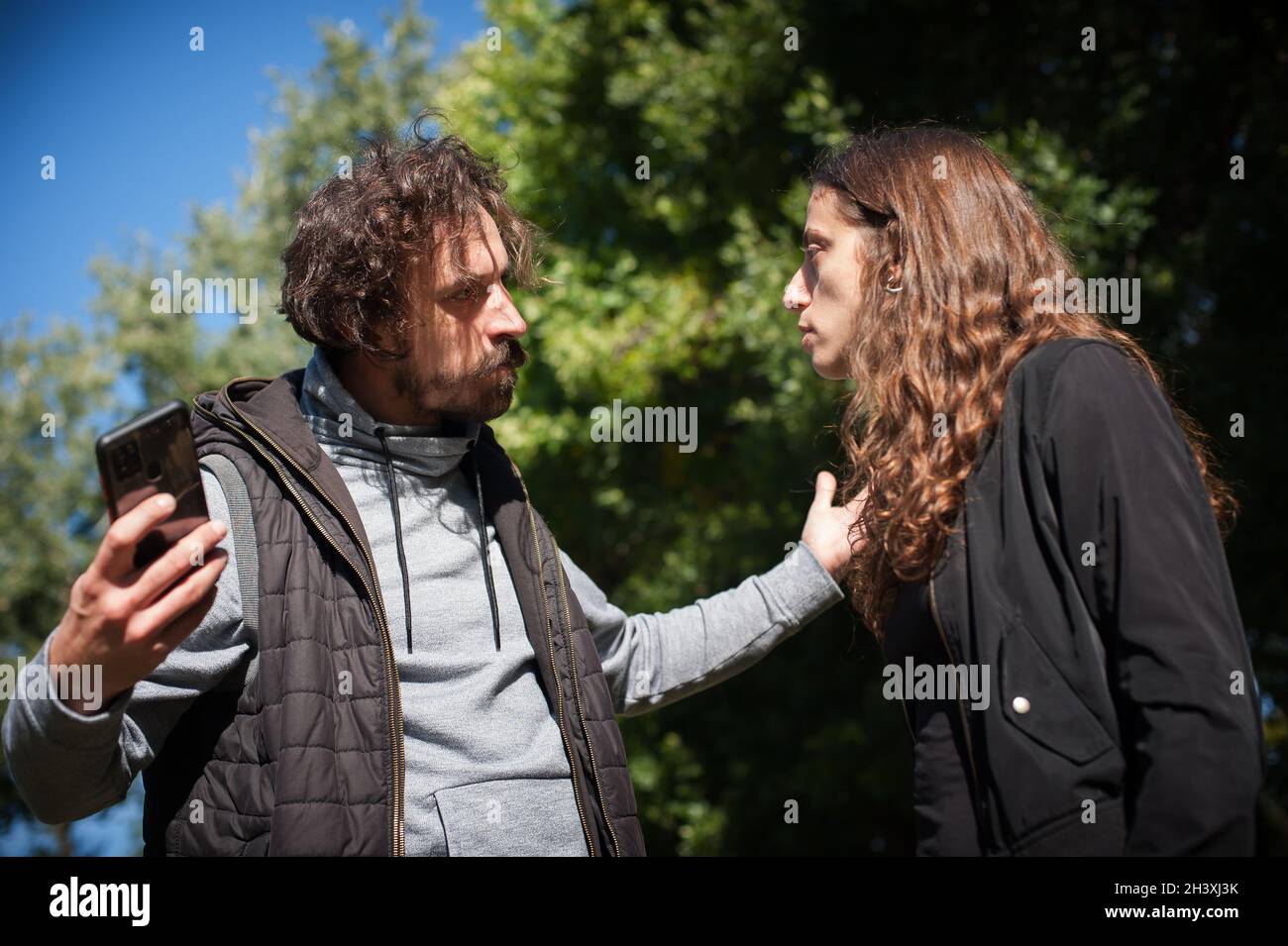 Giovane coppia in conflitto di litigio, ragazzo e ragazza sostengono insoddisfatto e cercare di risolvere il loro problema reciproco. Concetto di disaccordo sulla relazione Foto Stock