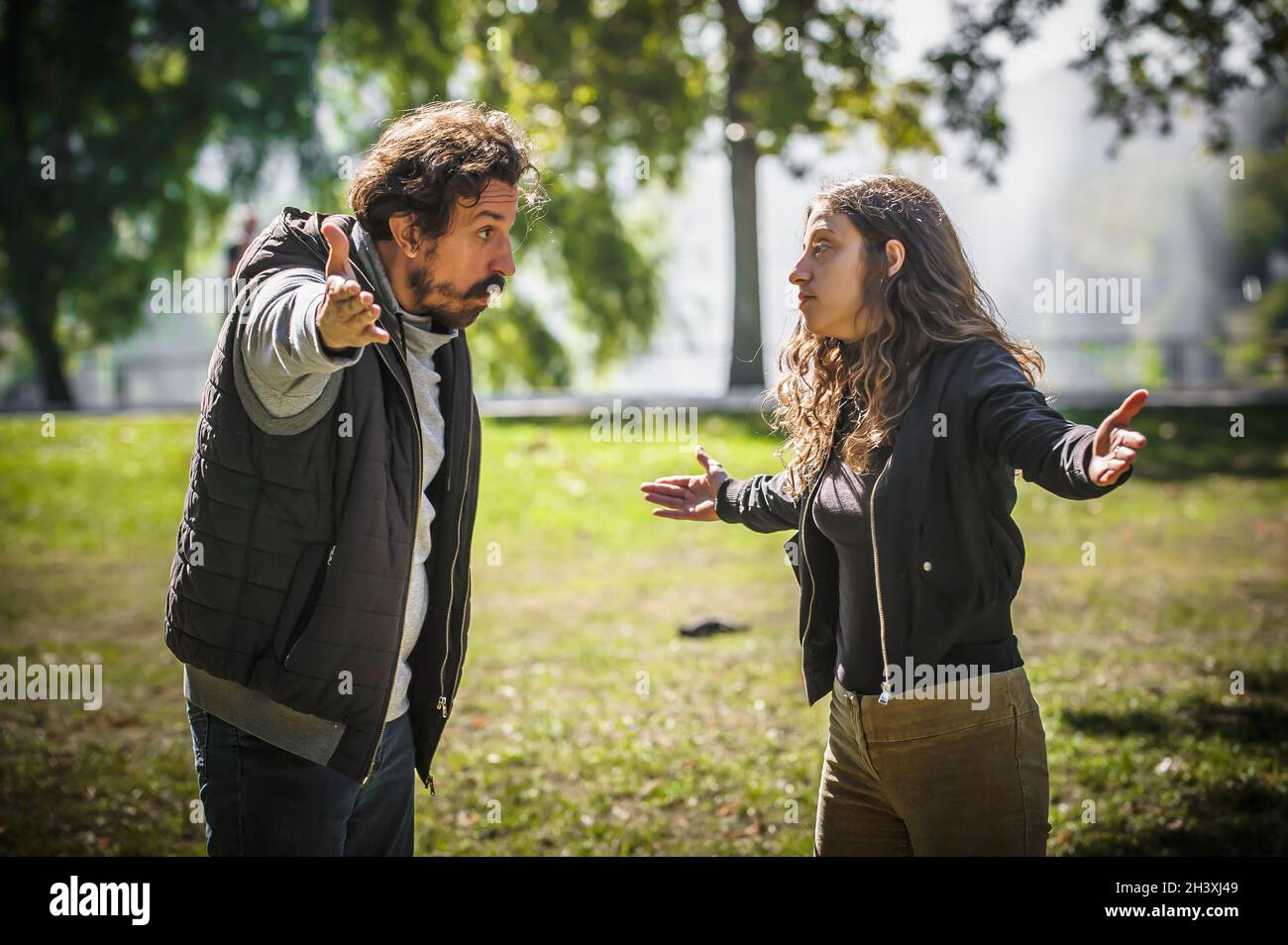 Giovane coppia in conflitto di litigio, ragazzo e ragazza sostengono insoddisfatto e cercare di risolvere il loro problema reciproco. Concetto di disaccordo sulla relazione Foto Stock