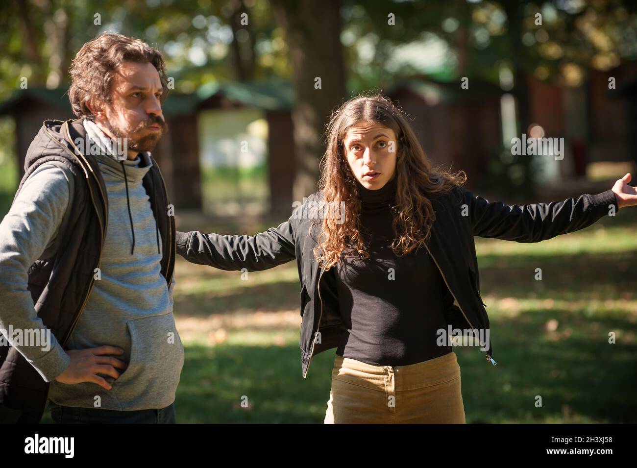 Giovane coppia in conflitto di litigio, ragazzo e ragazza sostengono insoddisfatto e cercare di risolvere il loro problema reciproco. Concetto di disaccordo sulla relazione Foto Stock