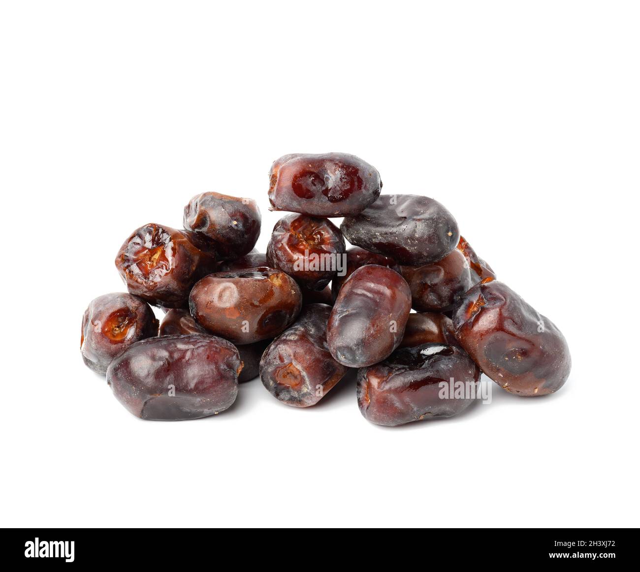 Cumulo di datteri essiccati su sfondo bianco, grado Mazafati, primo piano Foto Stock