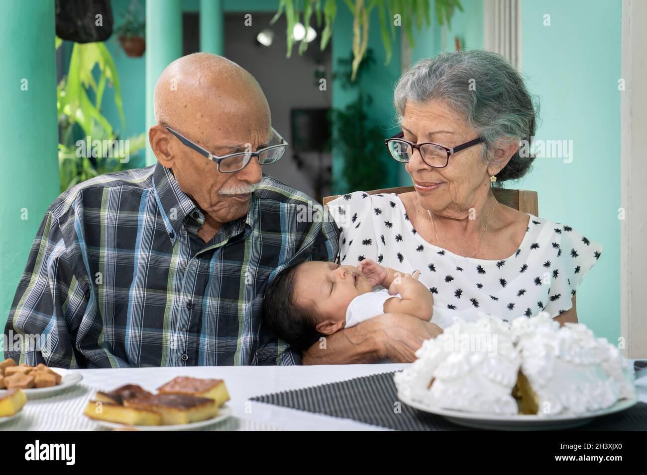 Foto di famiglia, nonni con il loro nipote Foto Stock
