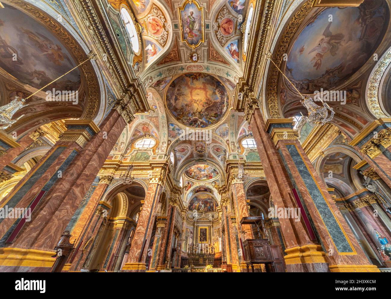 Mondovì, Cuneo, Piemonte, Italia - 23 ottobre 2021: Cattedrale di San Donato (1753 Arch Francesco Gallo) sede del Vescovo, vista interna con la tre Foto Stock