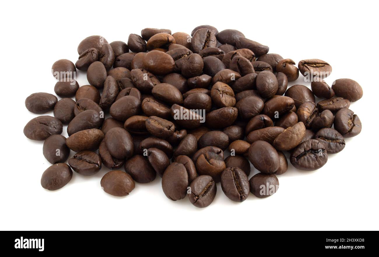 I chicchi di caffè isolato su sfondo bianco close up Foto Stock