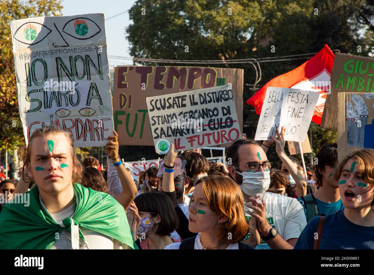 Roma, Italia. 30 Ott 2021. Durante la manifestazione i manifestanti hanno tenuto dei cartelli. Gli attivisti del clima del "venerdì per il futuro" hanno protestato contro il vertice del G20 dei leader mondiali di Roma. Credit: SOPA Images Limited/Alamy Live News Foto Stock