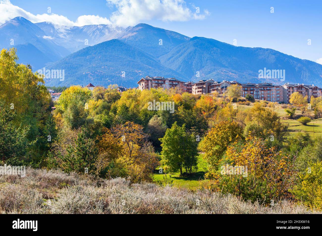 Bansko, Bulgaria, alberi autunnali e case Foto Stock