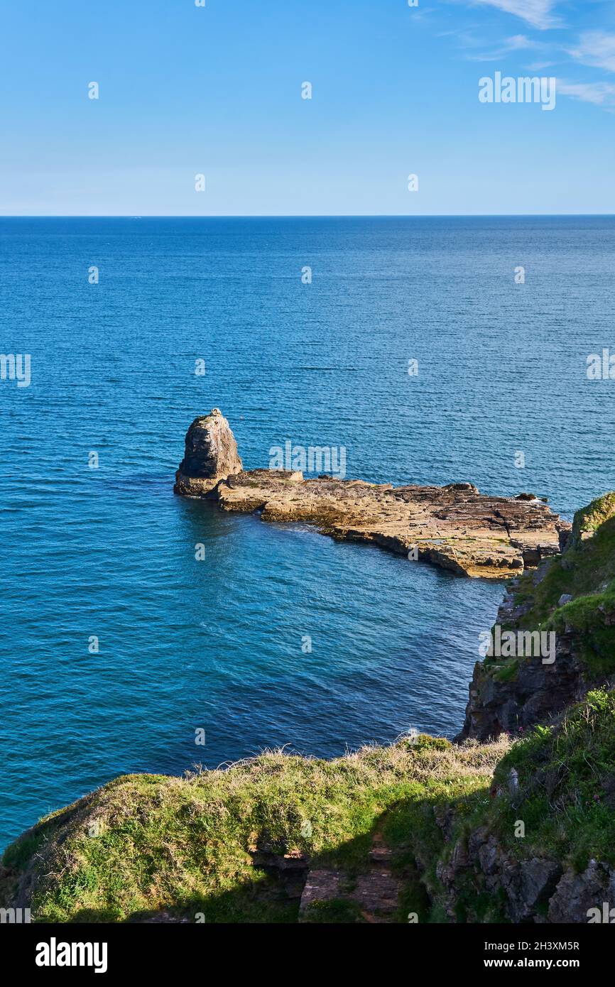 04 giugno 2021. Brixham, Regno Unito. Berry Head vista mare a Brixham, Devon, Regno Unito. Rocce nell'oceano. Foto Stock