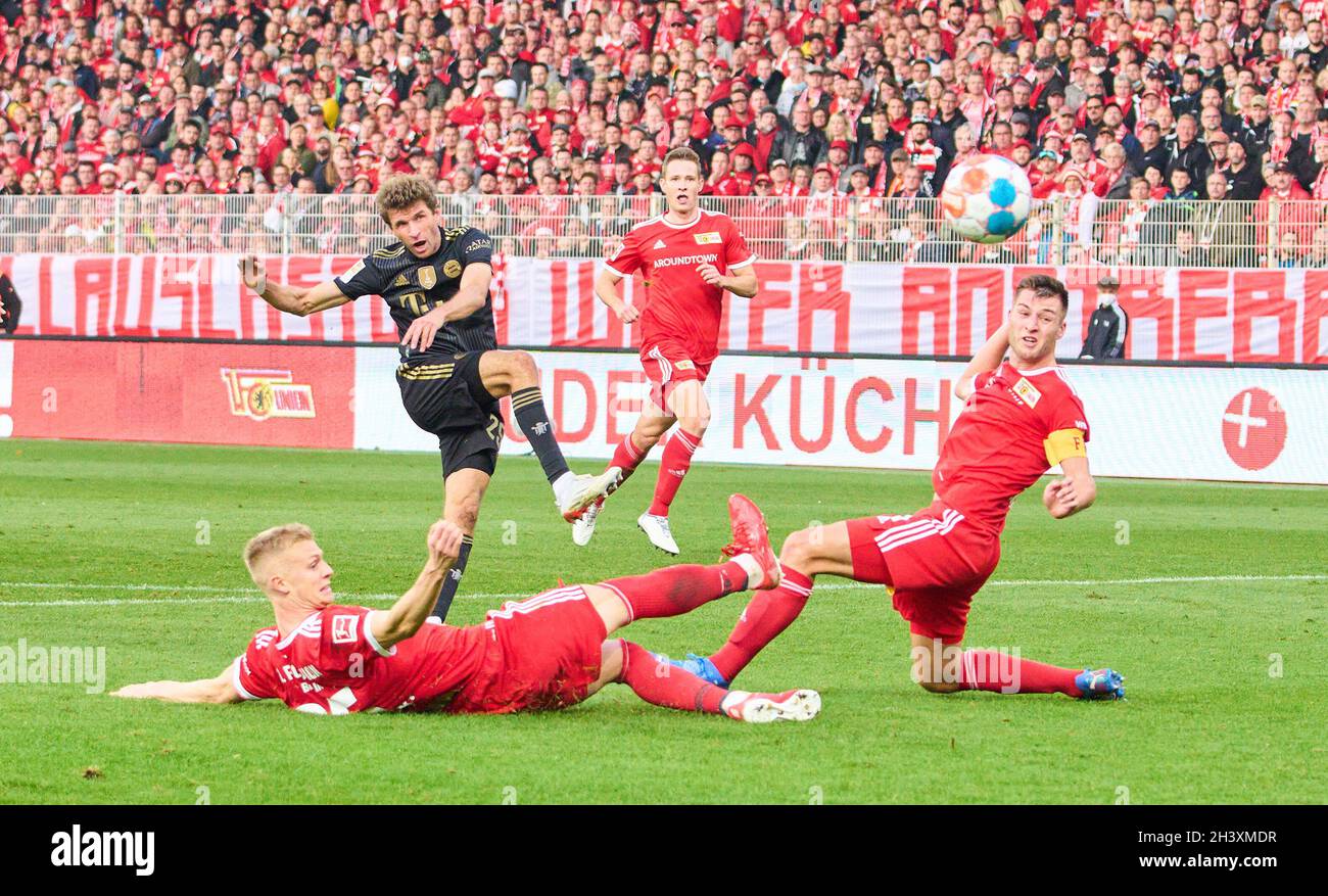 Thomas MUELLER, Müller, FCB 25 punteggi, spara gol , Tor, Treffer, 2-5 contro Timo Baumgartl, Union Berlin 25 Paul Jaeckel, Union Berlin 3 nella partita 1.FC UNION BERLIN - FC BAYERN MUENCHEN 2-5 1.German Football League il 30 ottobre 2021 a Berlino, Germania. Stagione 2021/2022, giorno della settimana 10, 1.Bundesliga, FCB, München, 10.Spieltag. Fotografo: Peter Schatz - LE NORMATIVE DFL VIETANO L'USO DI FOTOGRAFIE come SEQUENZE DI IMMAGINI e/o QUASI-VIDEO - Foto Stock