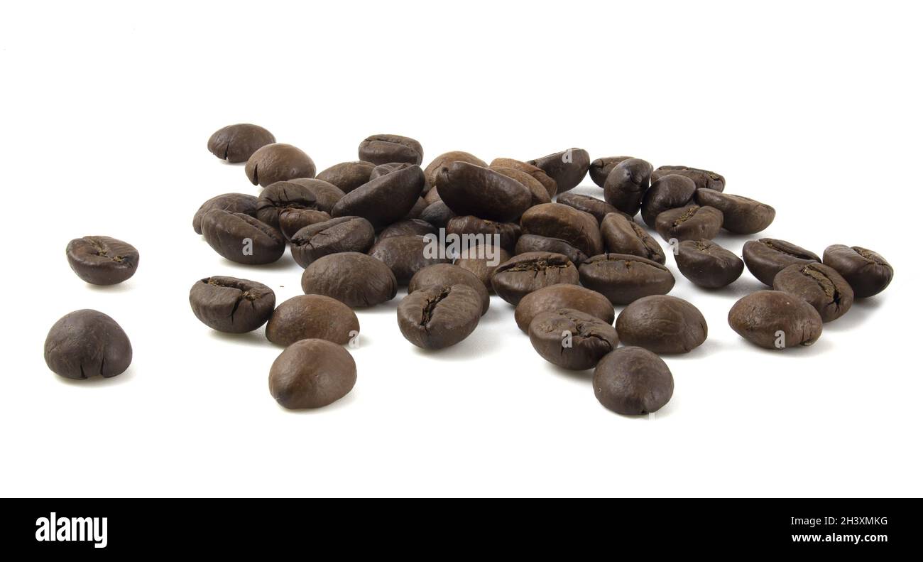 Chicchi di caffè arabica isolati su sfondo bianco. Foto Stock
