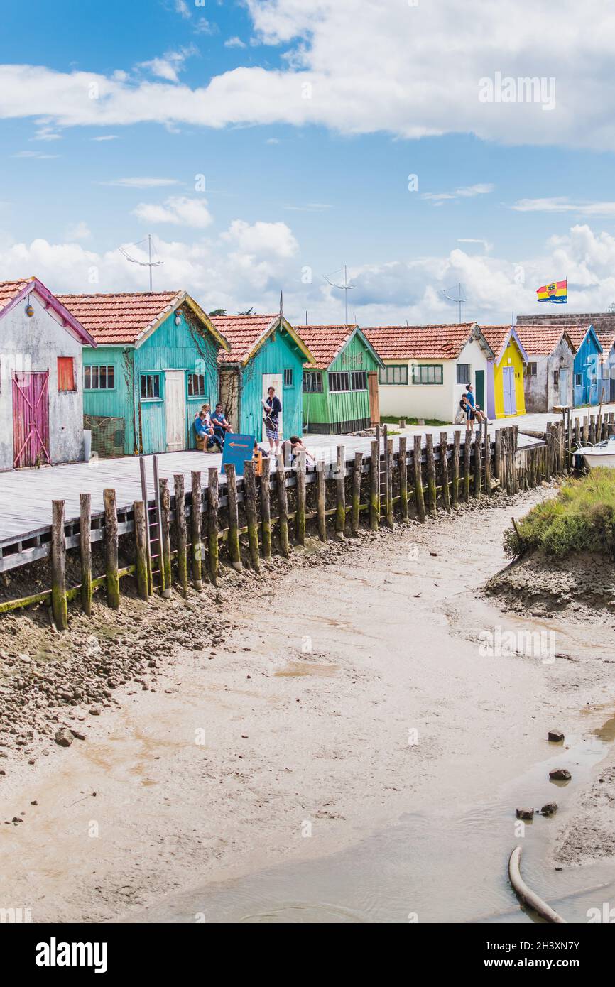 Cabine colorate sul porto del ChÃ¢teau d'OlÃ©ron Foto Stock