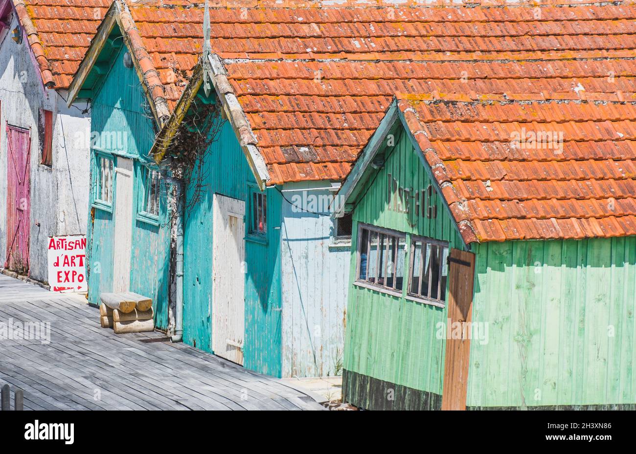 Cabine colorate sul porto del ChÃ¢teau d'OlÃ©ron Foto Stock