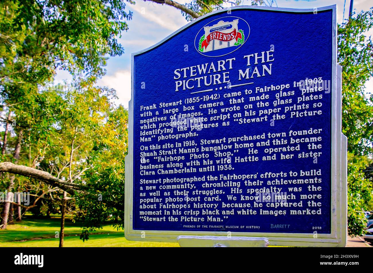 Un indicatore storico racconta la storia della vita del celebre residente di Fairhope Frank Stewart, noto anche come “Stewart the Picture Man”, a Fairhope, Alabama. Foto Stock