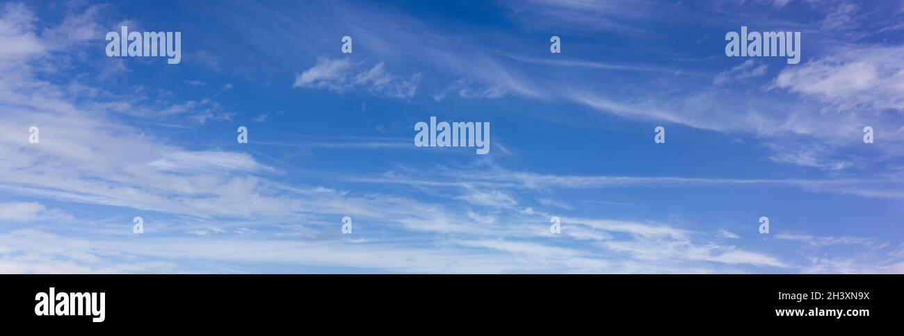 Panorama di cielo blu con nuvole bianche sfocate. Astrazione di un cielo limpido e senza nuvole. Foto Stock