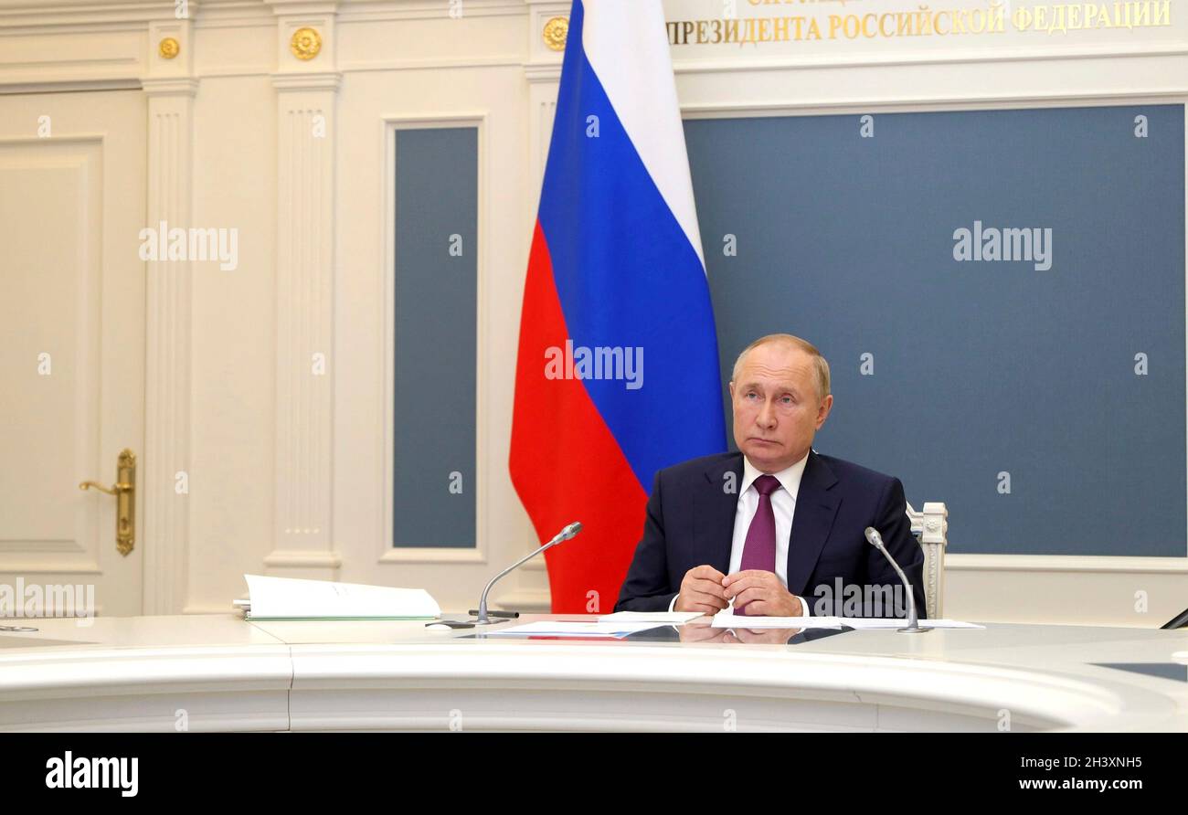 Mosca, Russia. 30 Ott 2021. Il presidente russo Vladimir Putin, partecipa al vertice del G20 sulla leadership tramite videoconferenza del Cremlino il 30 ottobre 2021 a Mosca, Russia. Credit: Evgeniy Paulin/Kremlin Pool/Alamy Live News Foto Stock