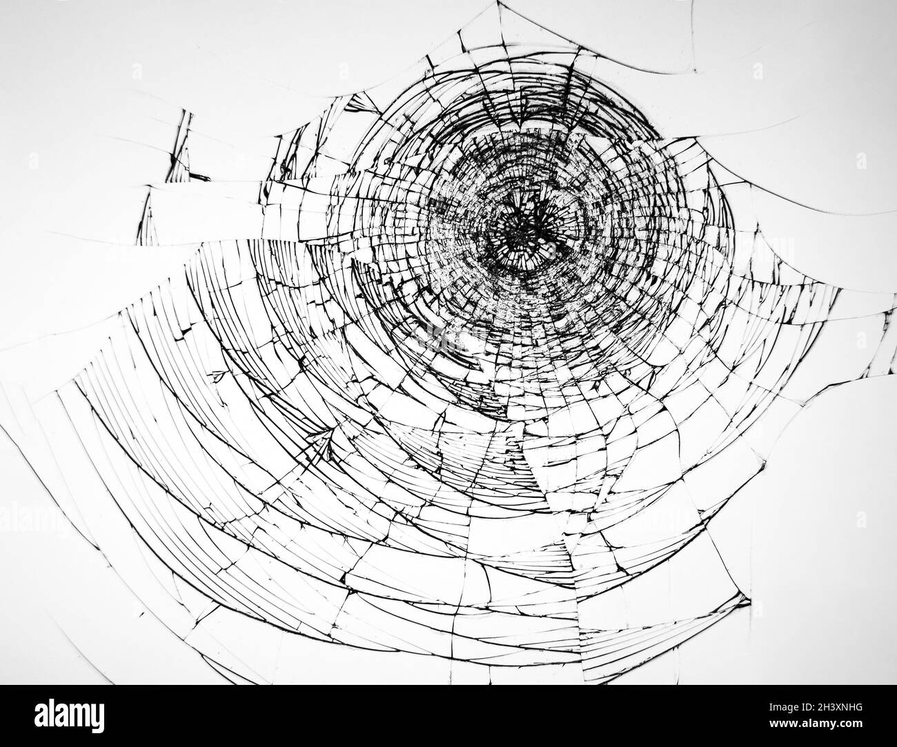Vetro incrinato dall'impatto, vetro protettivo rotto del telefono su uno sfondo bianco. Texture per il design Foto Stock
