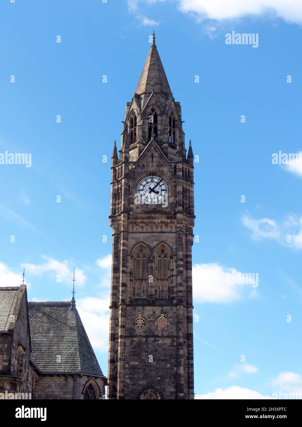 L'alta torre dell'orologio dello storico municipio di rochdale del XIX secolo nel lancashire con cielo blu estivo e nuvole bianche Foto Stock