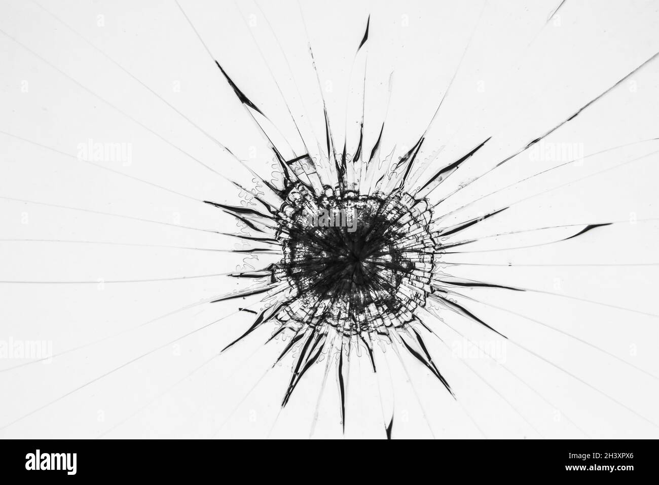 Schermo di protezione in vetro rotto dello smartphone. Vetro nero incrinato su sfondo bianco Foto Stock