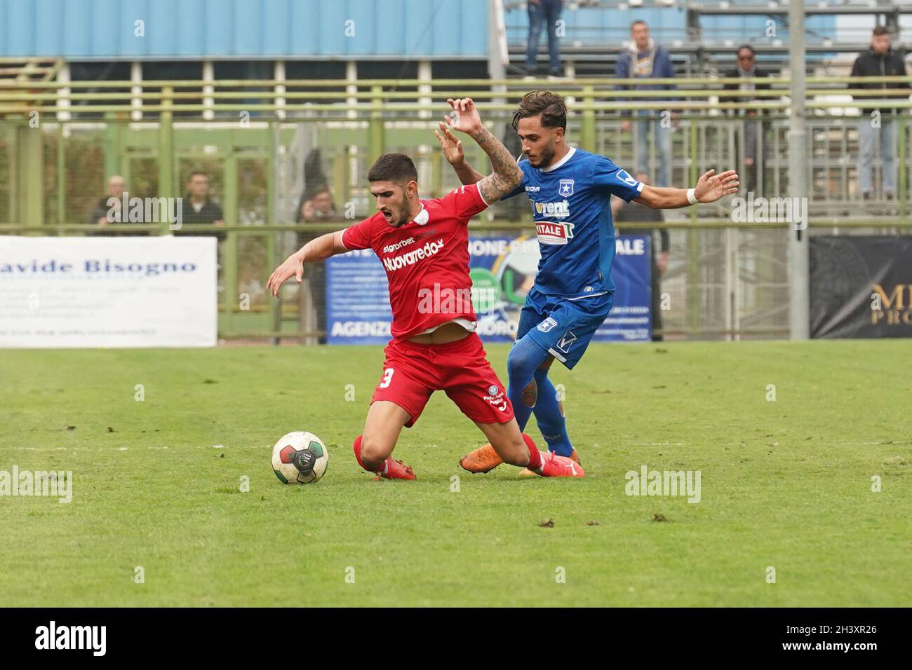 Pagani, Italia. 30 Ott 2021. Giuseppe Guadagni (26) Paganese Calcio 1926 e Gabriele Ingrusso (3) Virtus Francavilla durante l'incontro tra la Serie C Paganese e Virtus Francavilla nello Stadio Marcello Torre. Paganese vince con il punteggio finale 2-1. (Foto di Alessandro Barone/Pacific Press) Credit: Pacific Press Media Production Corp./Alamy Live News Foto Stock