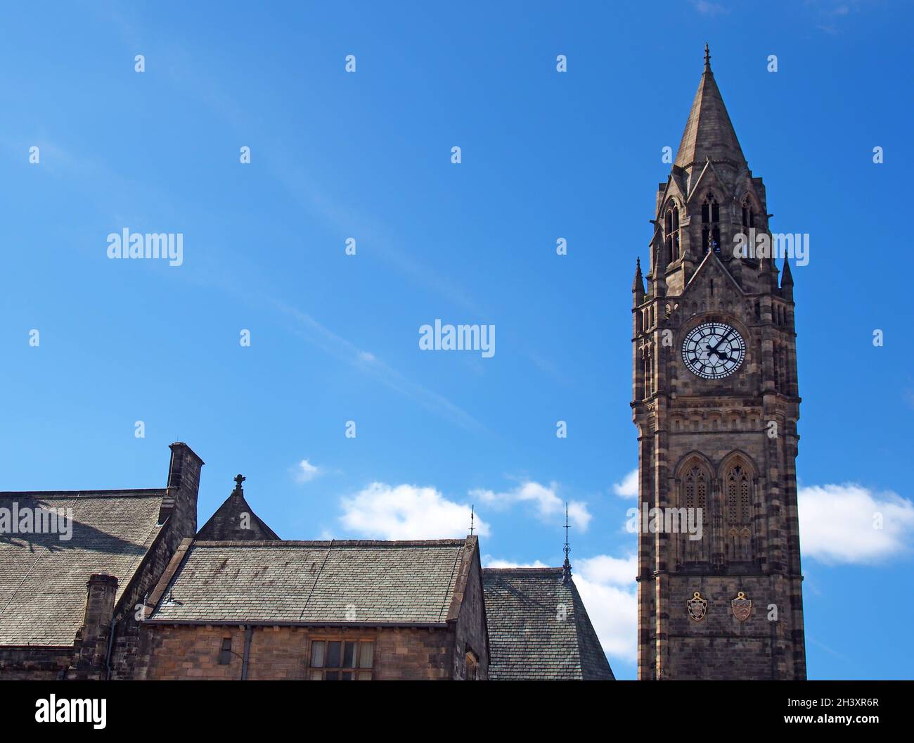 L'alta torre dell'orologio dello storico municipio di rochdale del XIX secolo nel lancashire con cielo blu estivo e nuvole bianche Foto Stock