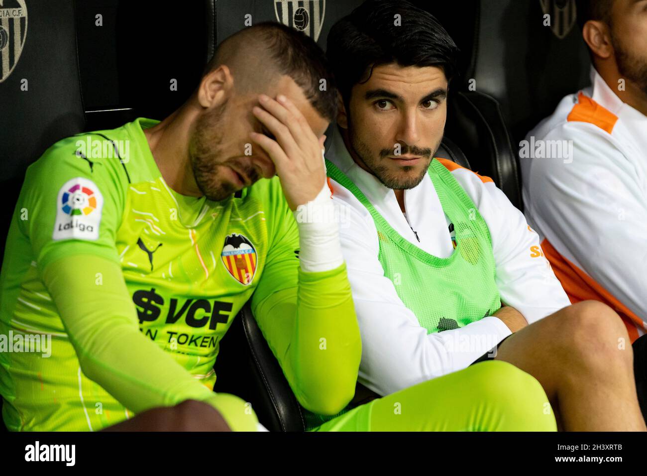 Valencia, Spagna. 30 Ott 2021. Jaume Domenech (L) e Carlos Soler (R) di Valencia CF durante la Liga spagnola, partita di calcio tra Valencia CF e Villarreal CF allo stadio Mestalla.(Partitura finale; Valencia CF 2:0 Villarreal CF) (Foto di Xisco Navarro/SOPA Images/Sipa USA) credito: Sipa USA/Alamy Live News Foto Stock