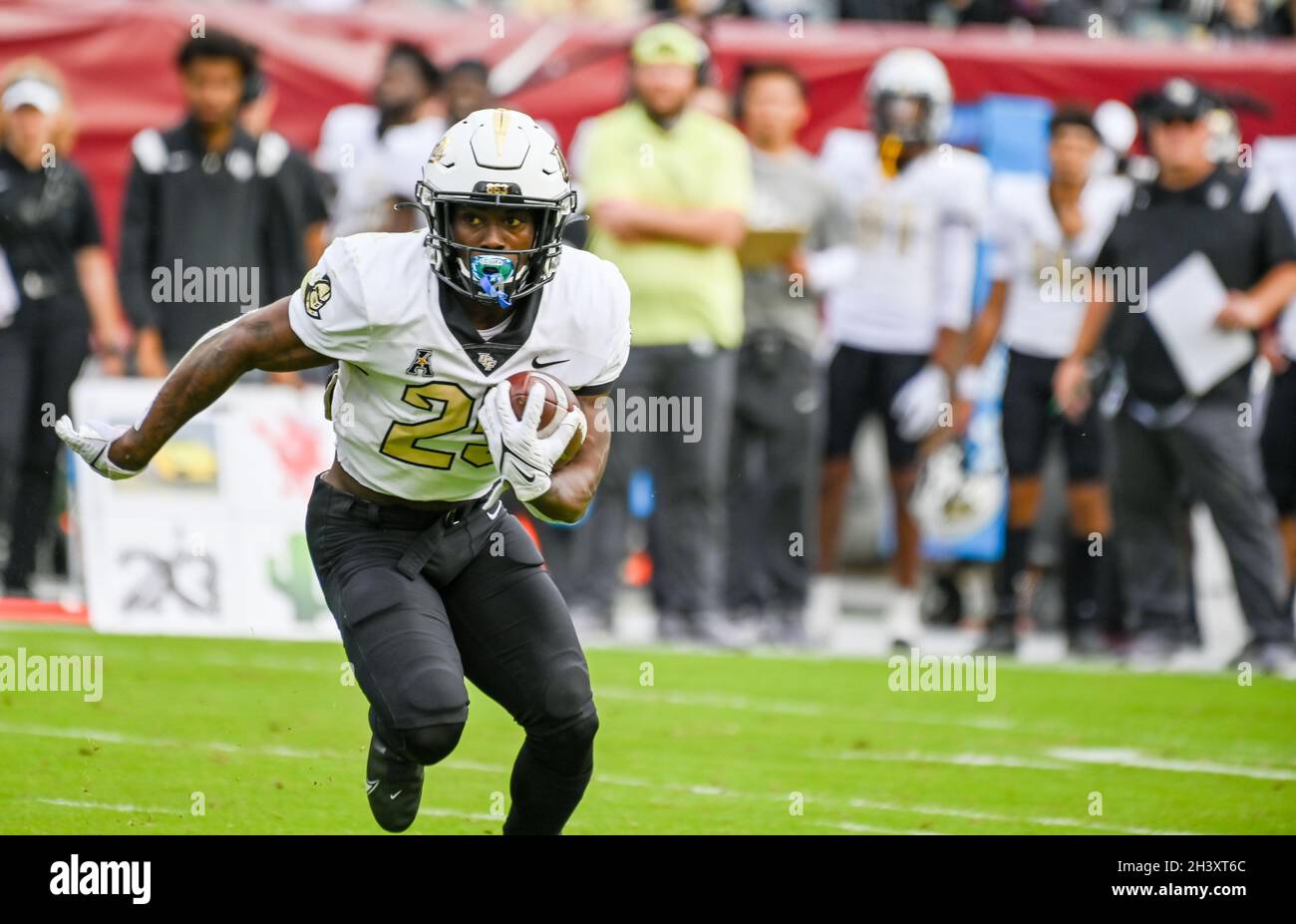 Philadelphia, Pennsylvania, Stati Uniti. 30 Ott 2021. 30 ottobre 2021, Philadelphia PA- UCF player, RB, JOHNNY RICHARDSON (25) correre con la palla al Lincoln Financial Field PA (Credit Image: © Ricky Fitchett/ZUMA Press Wire) Foto Stock