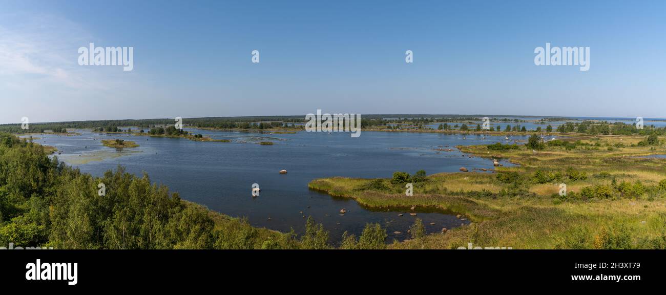 Una vista panoramica delle isole costiere dell'arcipelago di Kvarken sotto un cielo blu Foto Stock