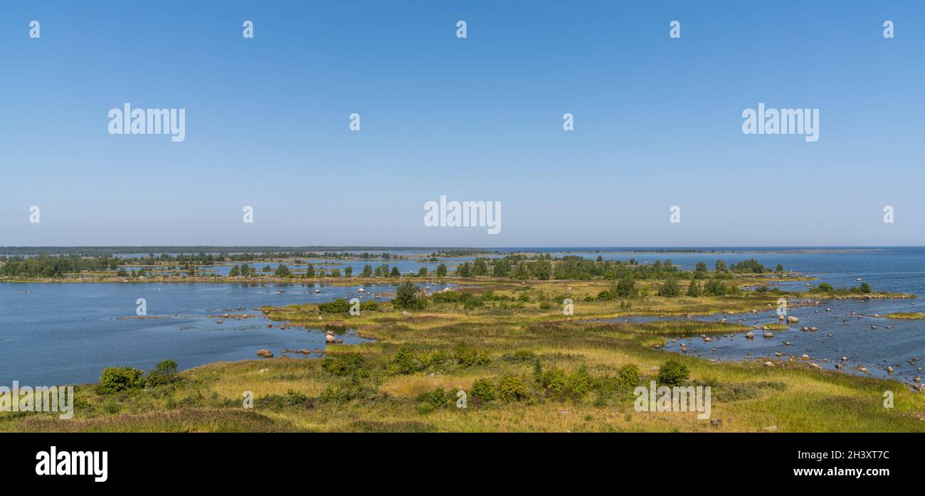 Vista panoramica delle isole costiere dell'arcipelago di Kvarken sotto un cielo blu Foto Stock