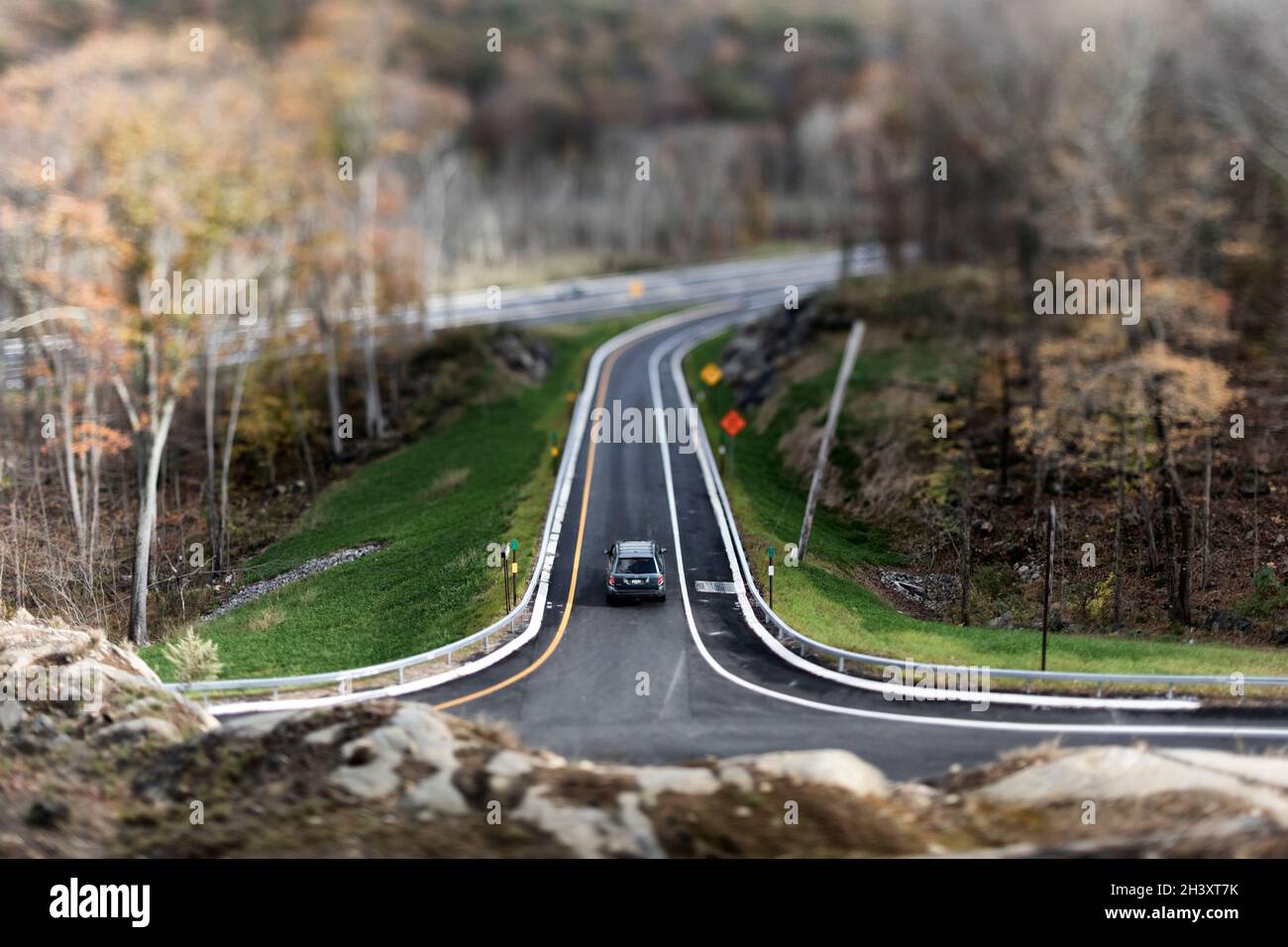 Immagine tilt-shift di un'auto che entra nella Taconic state Parkway in direzione sud a Pudding Street nella contea di Putnam, nello stato di New York. Foto Stock