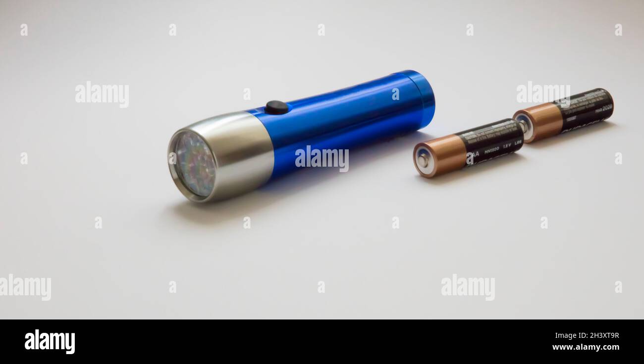 Torcia blu con batterie isolate su sfondo bianco Foto Stock