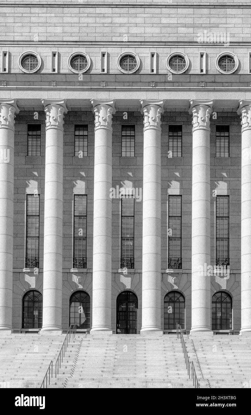 Vista dell'edificio del Parlamento finlandese nel centro di Helsinki Foto Stock