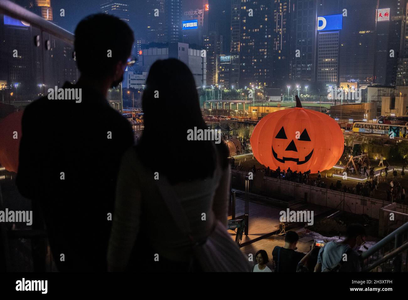 Hong Kong, Cina. 30 Ott 2021. Una zucca gonfiabile gigante allestita per Halloween è visto in WAN Chai. (Foto di Isaac Wong/SOPA Images/Sipa USA) Credit: Sipa USA/Alamy Live News Foto Stock