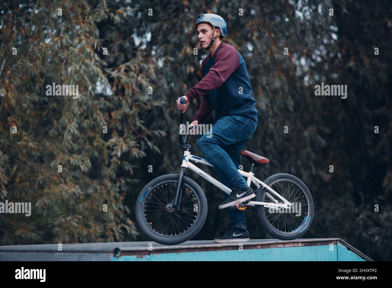 Ciclista professionista giovane sportivo con bici bmx allo skatepark. Foto Stock