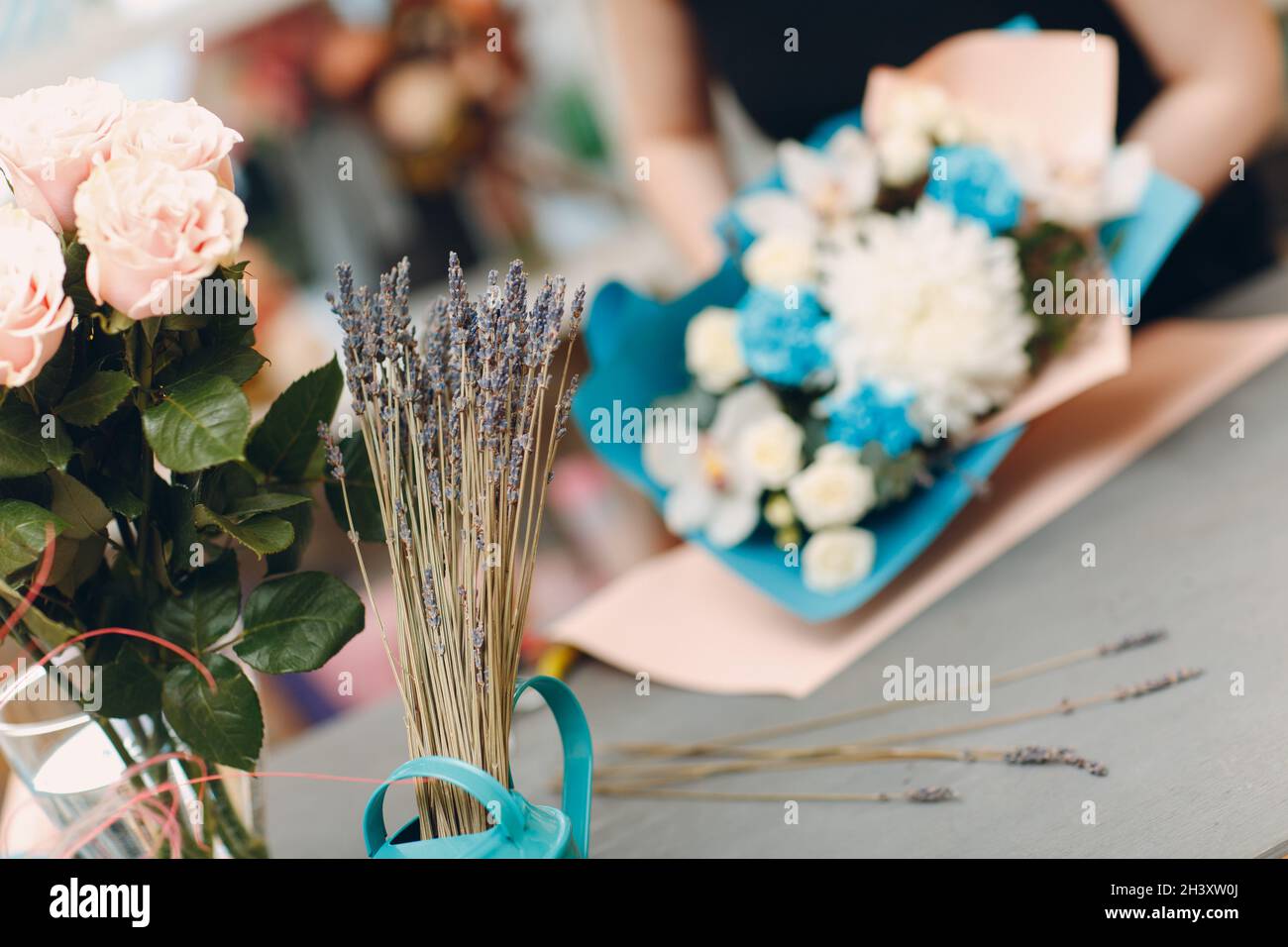 Fiorista donna fare bouquet in fiore boutique Foto Stock