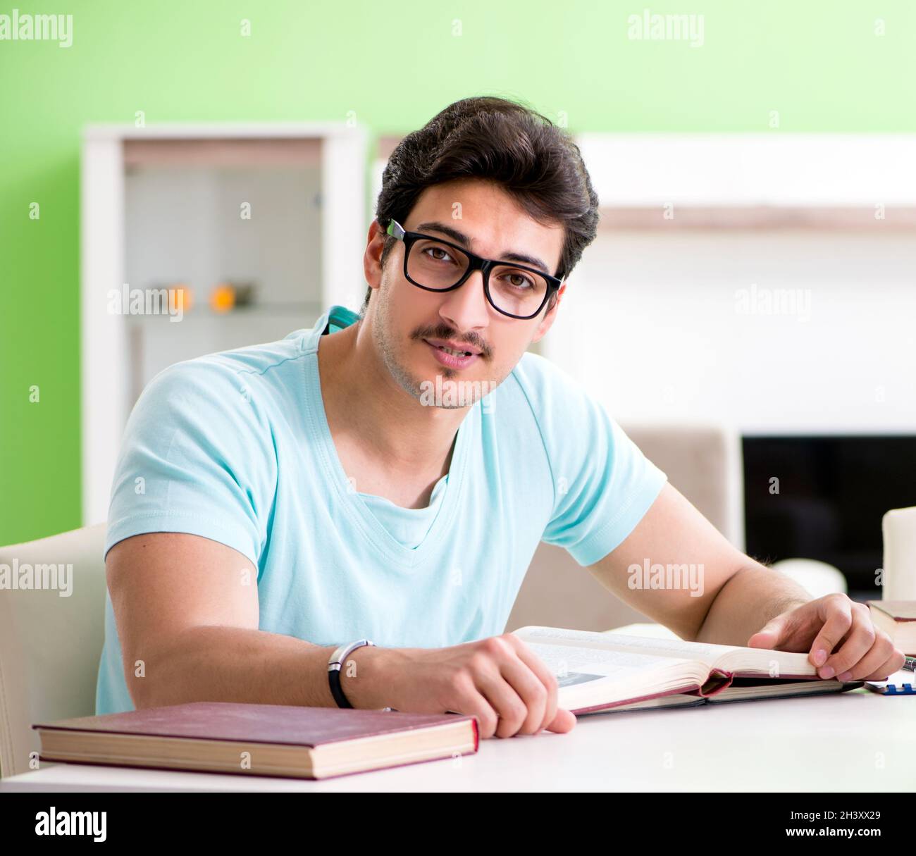 Studente la preparazione per esami universitari a casa Foto Stock