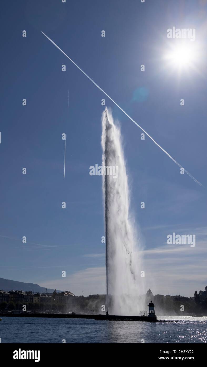Il Jet d'Eau (Water-Jet), una grande fontana a Ginevra, in Svizzera, con sentieri per jet Foto Stock