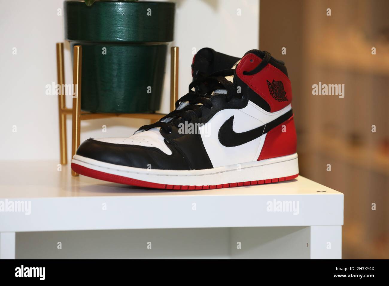 Originali e rari i trainer Nike Air Jordan degli anni '80 raffigurati in un  negozio di allenatori a Portsmouth, Hampshire, Regno Unito Foto stock -  Alamy