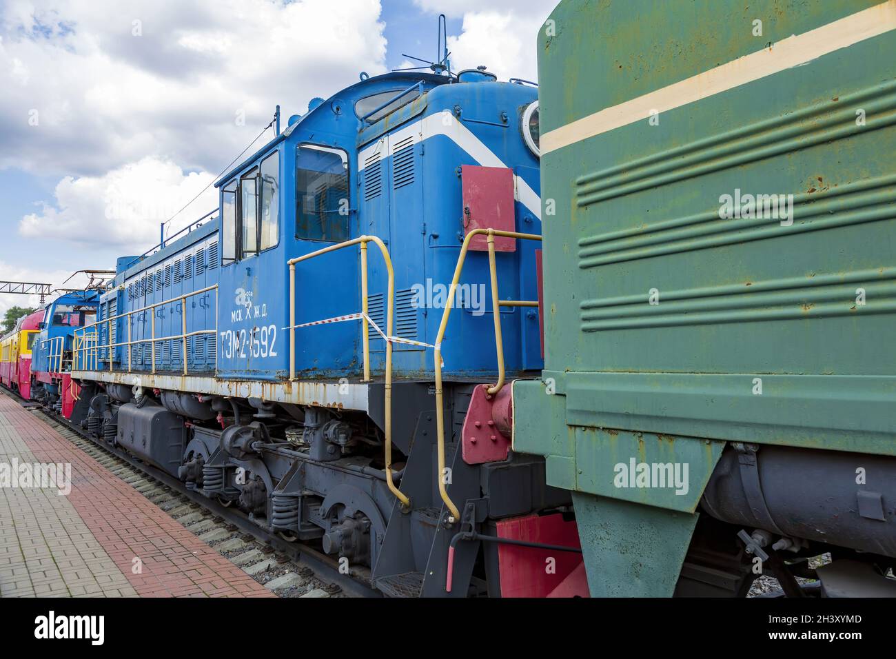 Locomotiva elettrica retrò del secolo scorso nel museo all'aperto dei veicoli ferroviari. Mosca Foto Stock