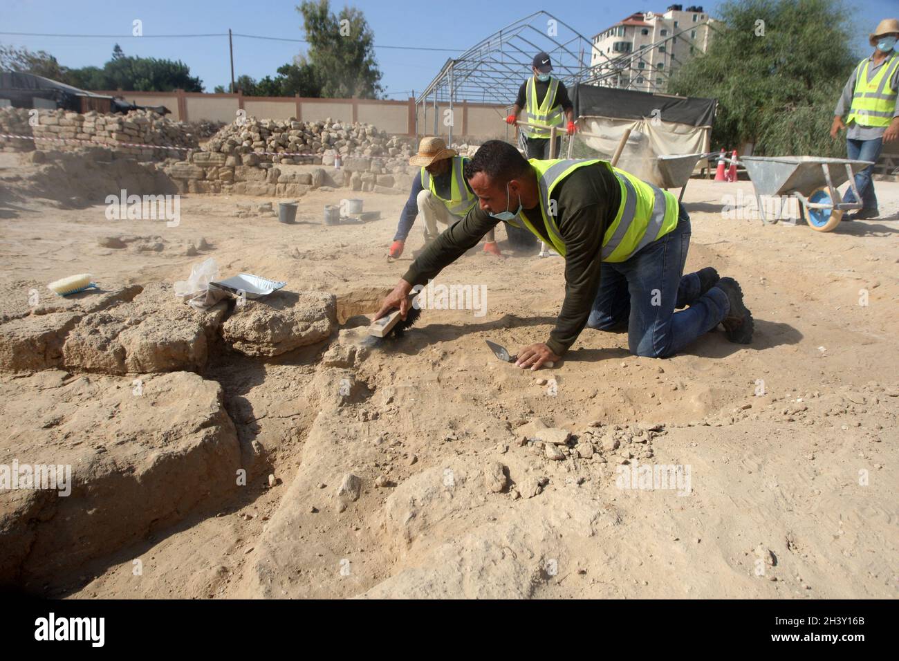 I palestinesi lavorano presso il sito archeologico di un monastero di St. Hilarion del IV secolo d.C., uno dei più grandi monasteri cristiani del Medio Oriente, a Tell Umm al-Amer, vicino a Deir al-Balah, nella striscia centrale di Gaza, sabato 30 ottobre 2021. Il primo edificio risale al quarto secolo ed è attribuito a Sant'Ilarion, originario della regione di Gaza e padre del monachesimo palestinese. Abbandonato dopo un terremoto del settimo secolo e scoperto dagli archeologi locali nel 1999, oggi aspira ad essere un sito patrimonio mondiale. Foto di Ismael Mohamad/UPI Foto Stock