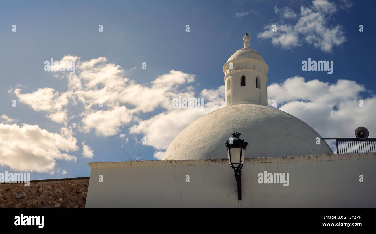Cupola bianca situata nella città spagnola di Jerez de los Caballeros in Spagna. Bella cupola bianca con cielo blu al recinto dell'Alcazaba che ser Foto Stock